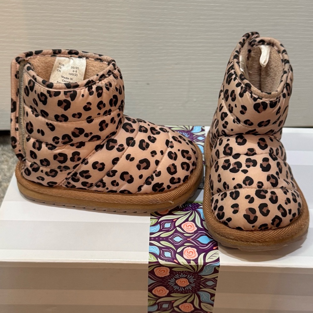 H&M Baby girl leopard print puffer booties- $7